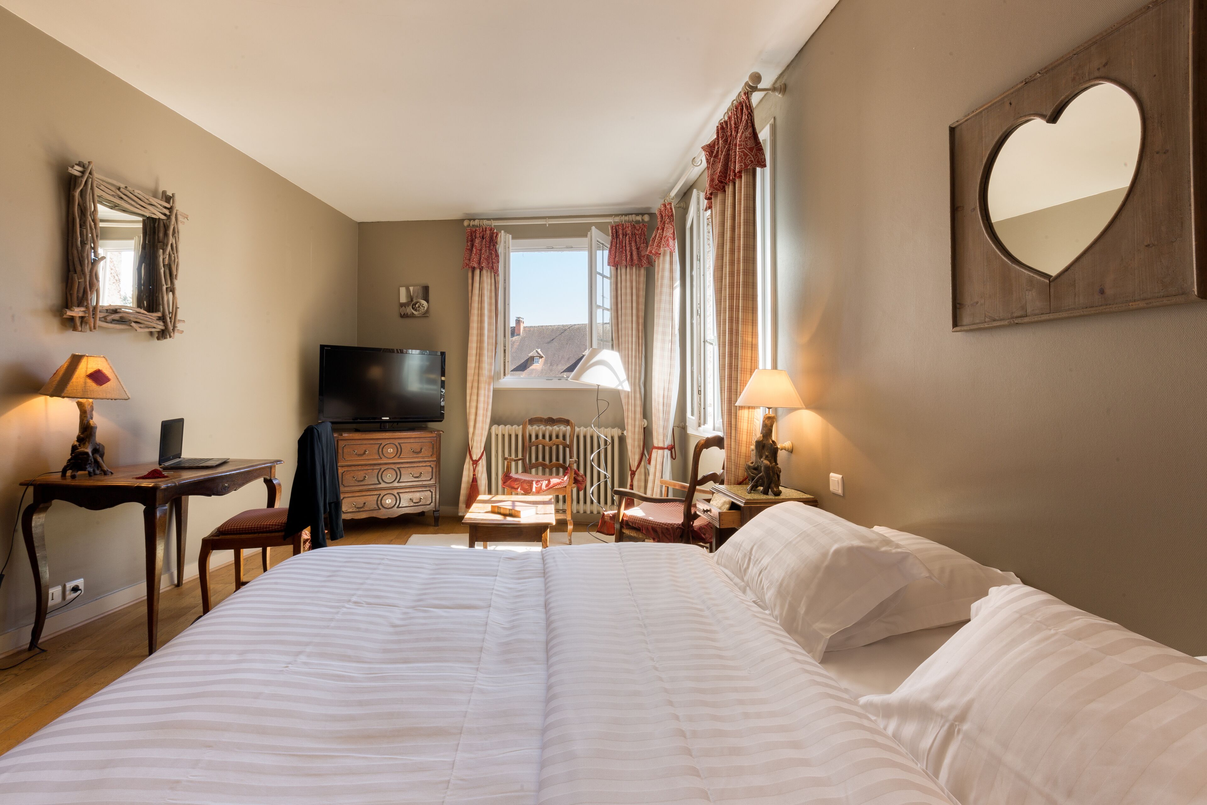 Quarto casal superior | Escrivaninha, espaço de trabalho para notebook