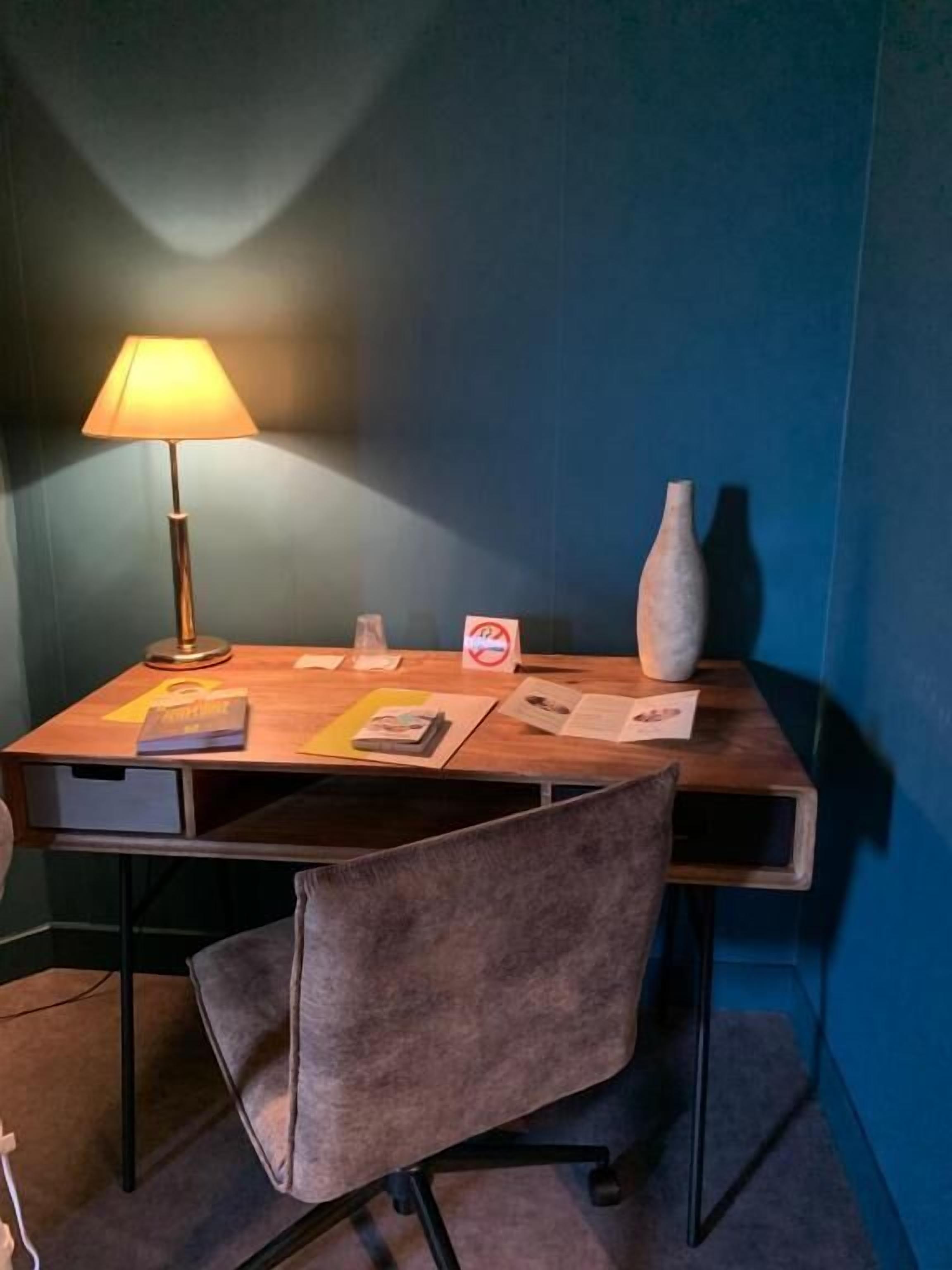 luxury suite | living area | flat-screen tv