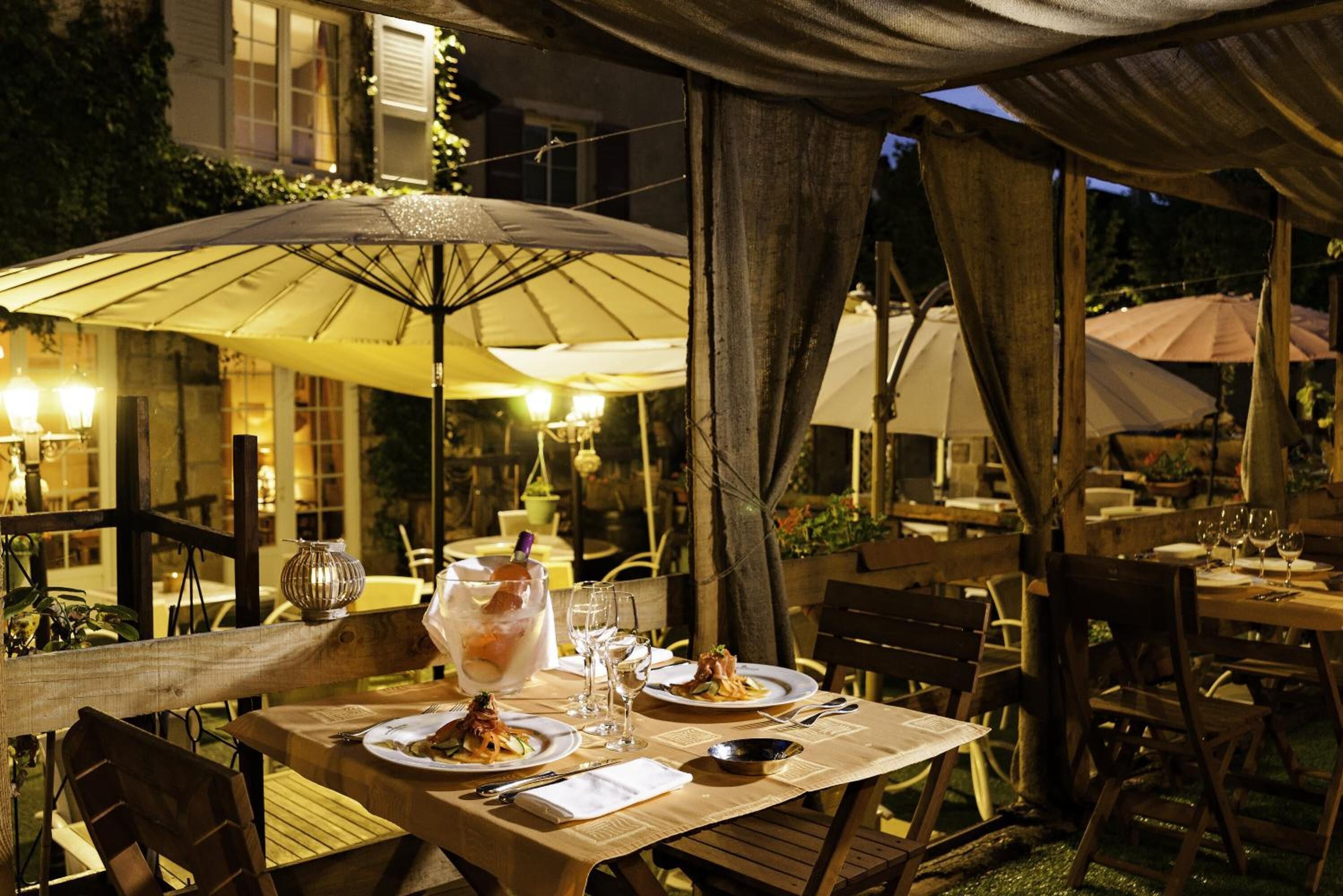 Se sirven comidas, cenas y cocina regional 