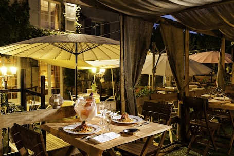Déjeuner et dîner servis sur place. Hôtel Le Beaulieu