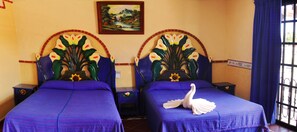 Cubrecamas y caja de seguridad en la habitación 