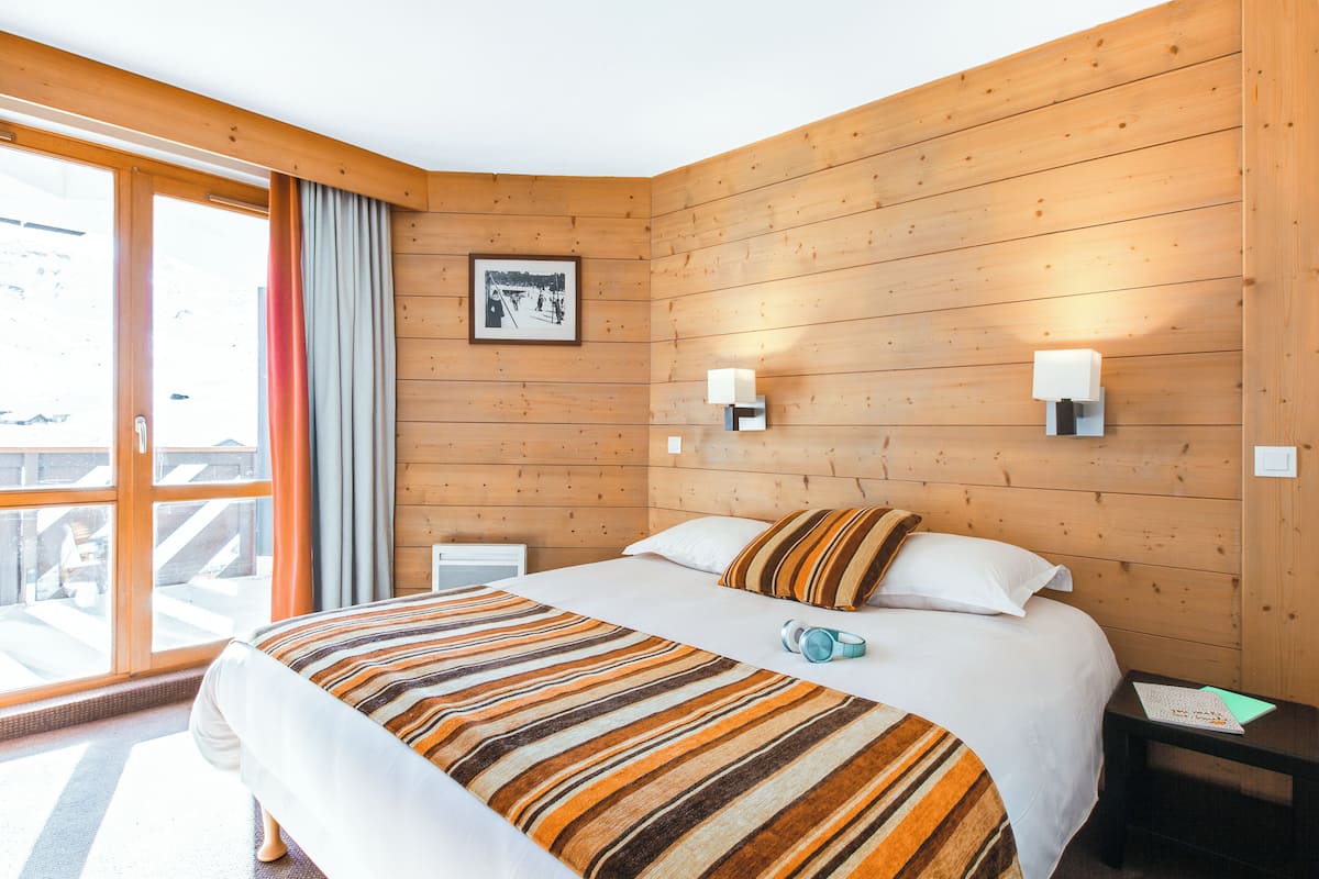 Caja de seguridad en la habitación, wifi gratis y ropa de cama