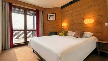 In-room safe, free WiFi, bed sheets