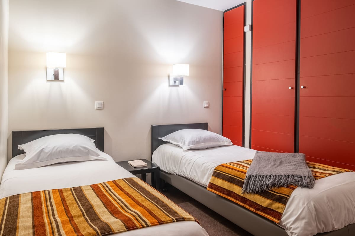 3 bedrooms, in-room safe, free WiFi, bed sheets