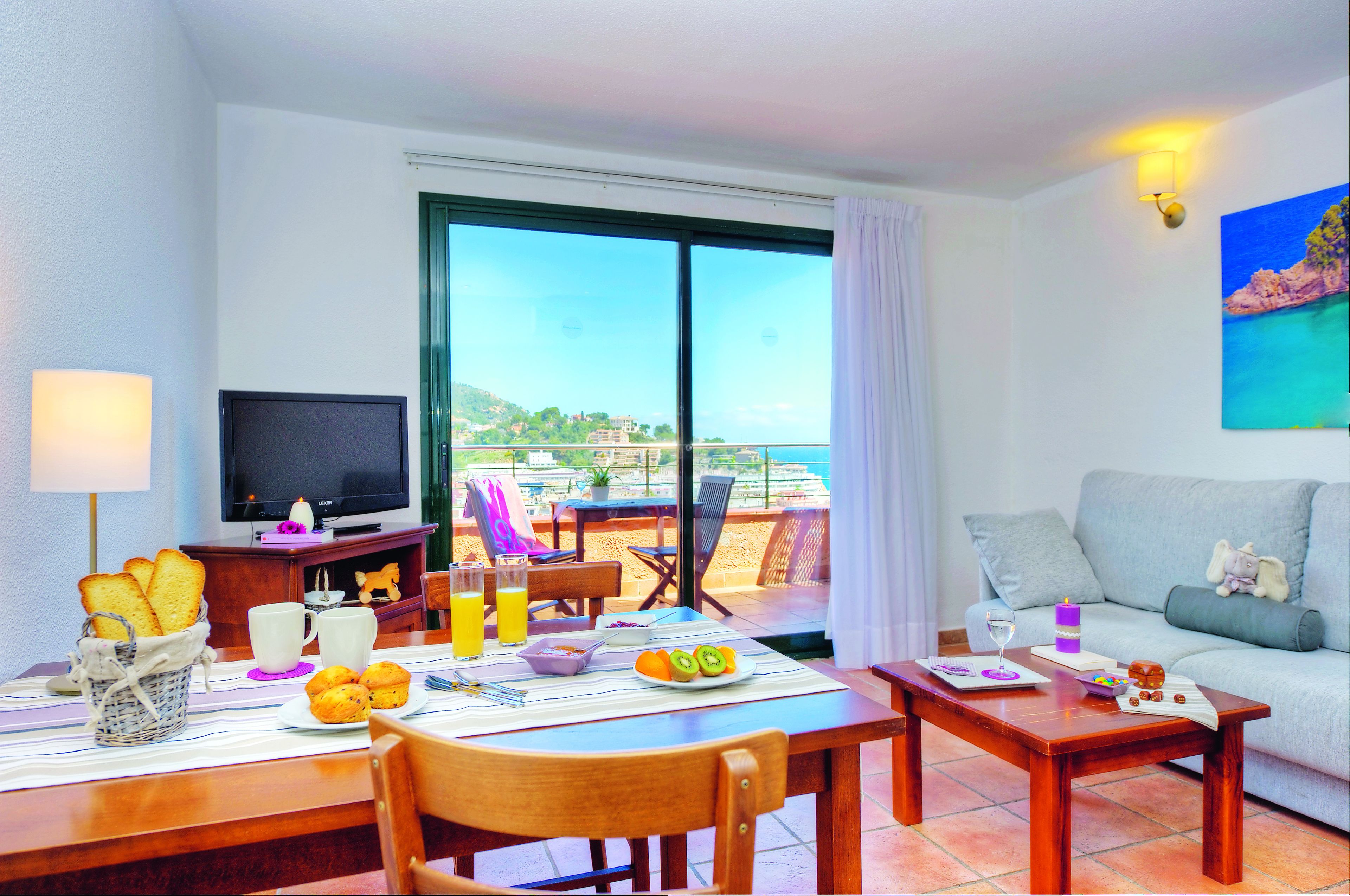 Appartement, 1 chambre, vue mer | Salle de séjour | Télévision à écran plat de 30 pouces avec chaînes numériques, télévision