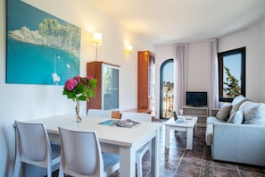 Apartment, 1 Schlafzimmer, Meerblick | Wohnzimmer | 30-Zoll-Flachbildfernseher mit Digitalempfang, Fernseher