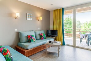 Apartment 7 people - 1 bedroom + 1 sleeping alcove - Terrace or balcony | Living area | Flat-screen TV, books - Pierre & Vacances Résidence Les Rives de la Seugne (Jonzac)