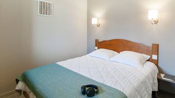 Appartement, 2 slaapkamers, balkon | Een kluis op de kamer, een strijkplank/strijkijzer, babybedden (toeslag)