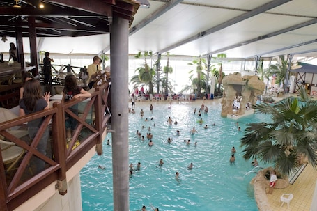 Piscine couverte, piscine extérieure. Pierre & Vacances Résidence Les Rives de la Seugne