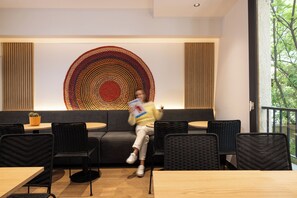 Desayuno buffet diario (EUR 11 por persona)