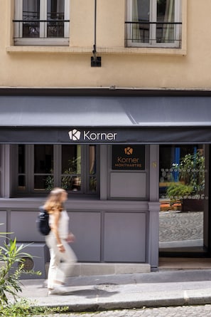 A storefront with a sign reading "Korner Montmartre." - Korner Montmartre (Paris)