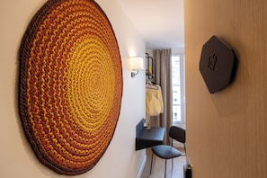 Double Room | Premium bedding, desk, laptop workspace, free cribs/infant beds - Korner Montmartre (Paris)