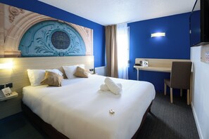 1 bedroom, individually decorated, desk, laptop workspace