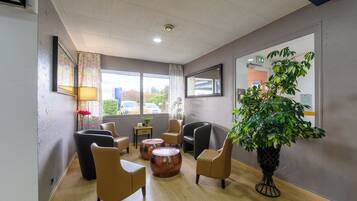 Coin salon dans le hall