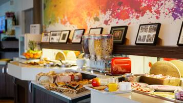 Daily cooked-to-order breakfast (EUR 11.5 per person)