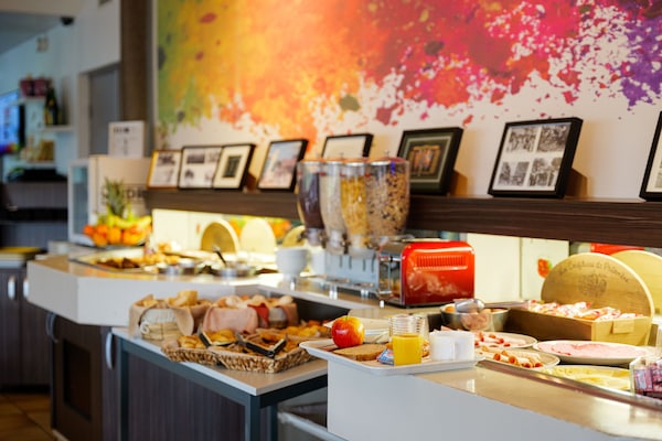 Daily cooked-to-order breakfast for a fee