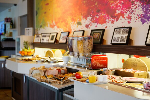 Daily cooked-to-order breakfast (EUR 11.5 per person) - Brit Hotel Confort CAMBRAI (Fontaine-Notre-Dame)