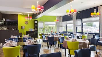 Déjeuner et dîner servis sur place, restauration en plein air