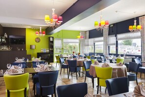 供應午餐和晚餐，當地料理，露天餐廳