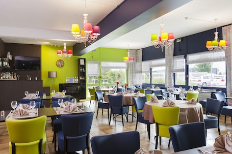 Se sirven almuerzos y cocina local, restaurante con mesas al aire libre