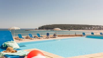 Piscine extérieure (ouverte en saison), parasols de plage