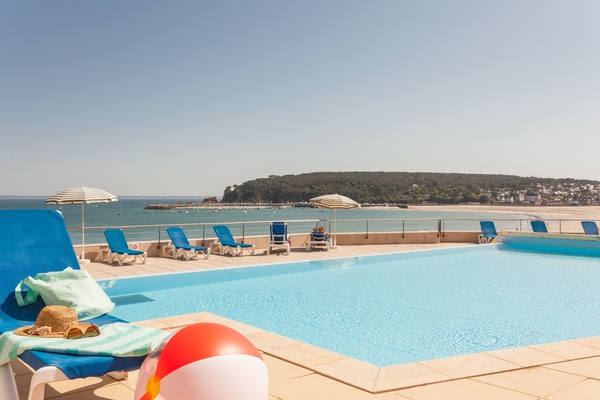 Piscine extérieure (ouverte en saison), parasols de plage