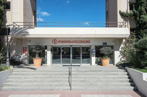 Una piscina al aire libre, sombrillas