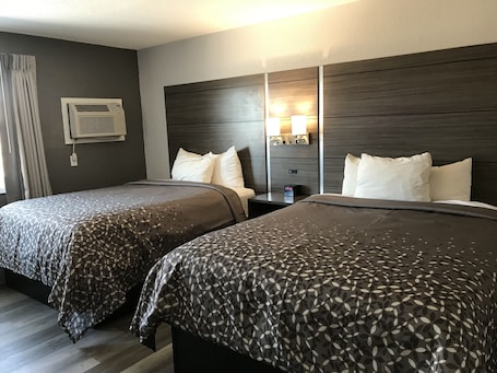 Quarto, 2 camas Queen, para não fumantes | 1 quarto, edredons de pluma, camas com colchões pillow-top, escrivaninha