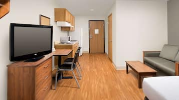 Deluxe Studio, 1 Queen Bed with Sofa bed, Accessible, Non Smoking | Desk, laptop workspace, iron/ironing board, free WiFi