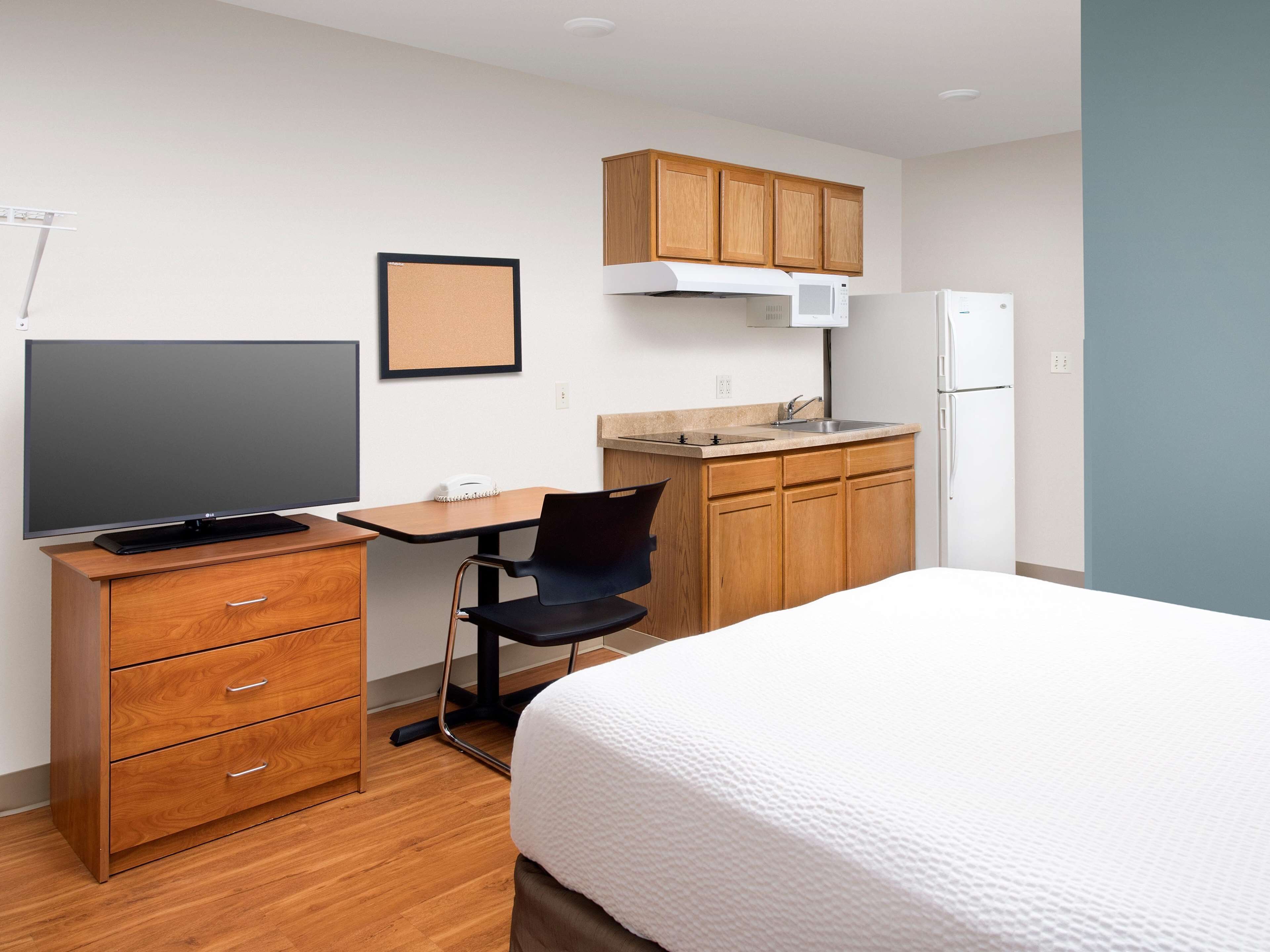 Standard Studio, 1 Queen Bed, Non Smoking, Refrigerator & Microwave