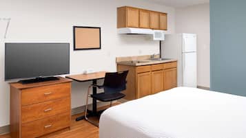 Standard Studio, 1 Queen Bed, Non Smoking, Refrigerator & Microwave | Desk, laptop workspace, iron/ironing board, free WiFi