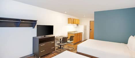 Estudio estándar, 2 camas Queen size, para no fumadores, refrigerador y microondas | Escritorio y espacio para trabajar con laptop