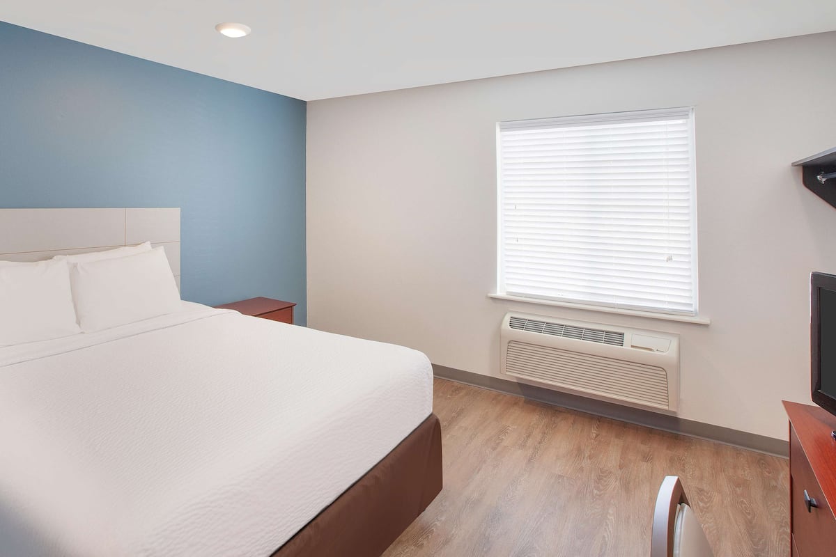 Standard Studio, 1 Queen Bed, Non Smoking, Refrigerator & Microwave
