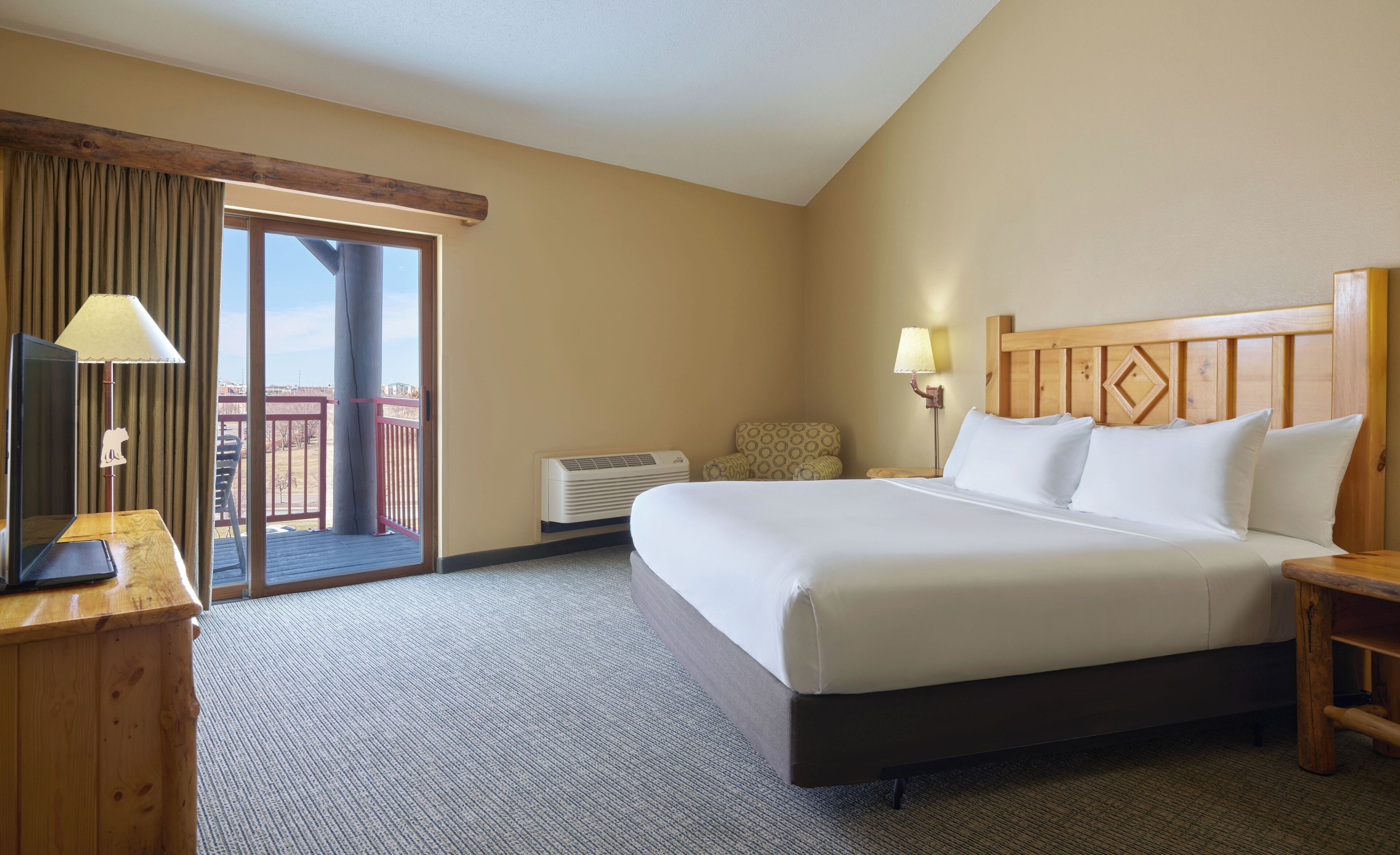 Suite (Waterpark Included-Majestic Bear) | Safe på rommet, strykejern/-brett, internett og sengetøy