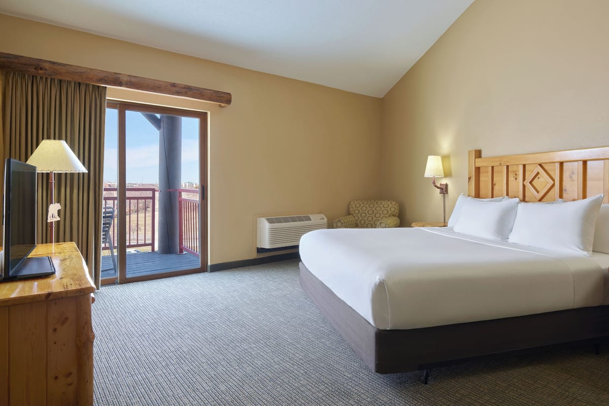 Suite (Waterpark Included-Majestic Bear) | Safe på rommet, strykejern/-brett, internett og sengetøy