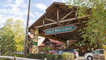 A log cabin-style building with a sign reading "Great Wolf Lodge."