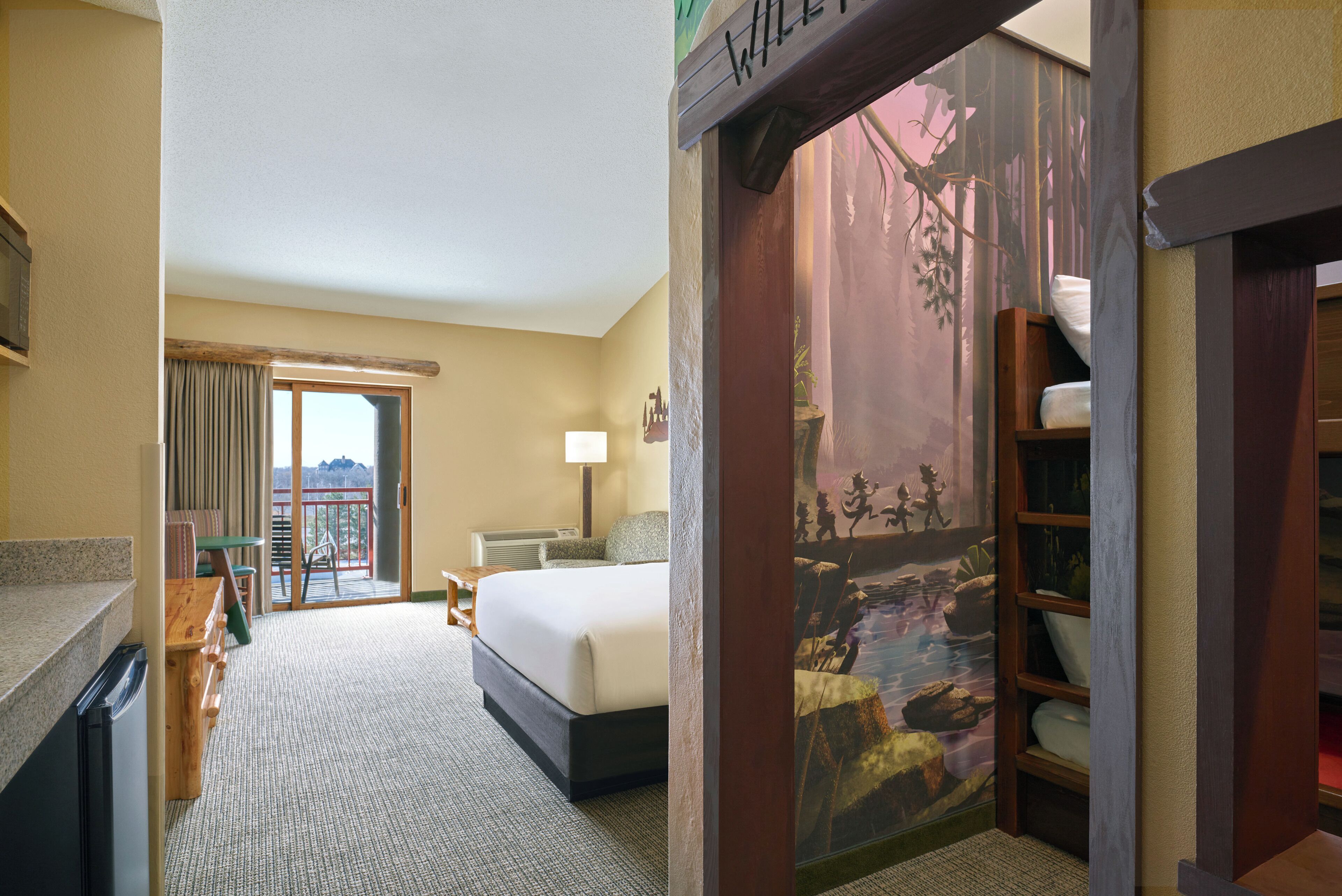 Suite (Waterpark Included-Wolf Den) | Safe på rommet, strykejern/-brett, internett og sengetøy