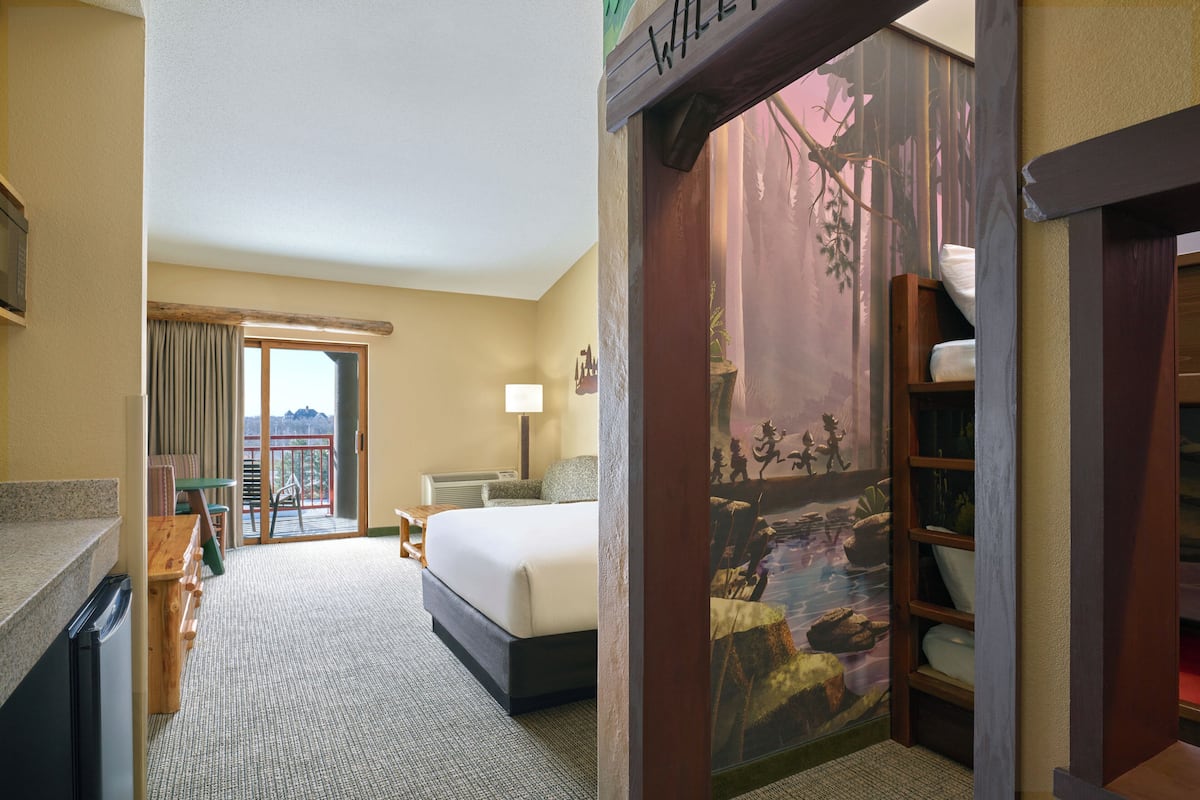 Suite (Waterpark Included-Wolf Den) | Safe på rommet, strykejern/-brett, internett og sengetøy