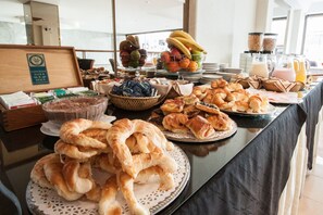Daily continental breakfast (ARS 300 per person)