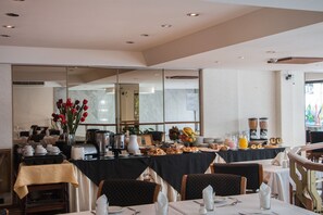 Se ofrece un desayuno continental (300 ARS por persona)