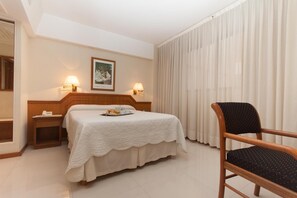 Caja de seguridad en la habitación, escritorio y cortinas blackout 