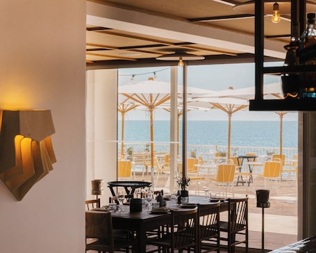 2 restaurants, Mediterranean cuisine. Les Roches Rouges, a Beaumier hotel