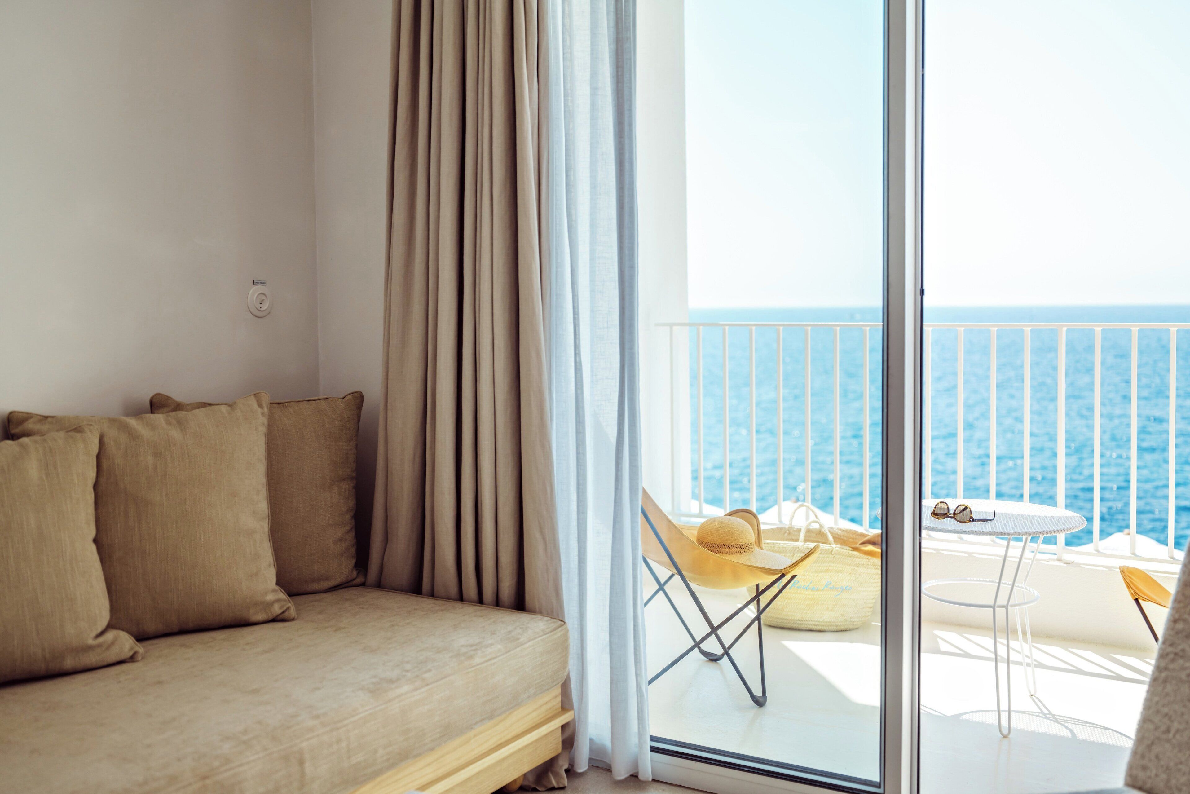 suite, sea view | minibar, in-room safe, individually decorated, individually furnished