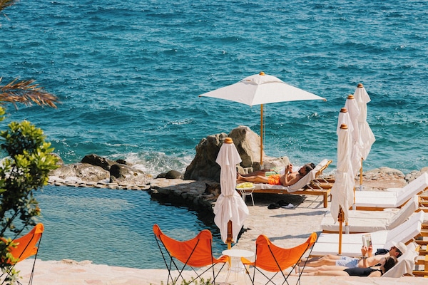 2 piscinas externas, guarda-sóis, espreguiçadeiras