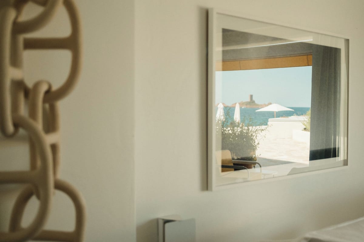 Deluxe Room (Sea Level) | Minibar, in-room safe, individually decorated, individually furnished