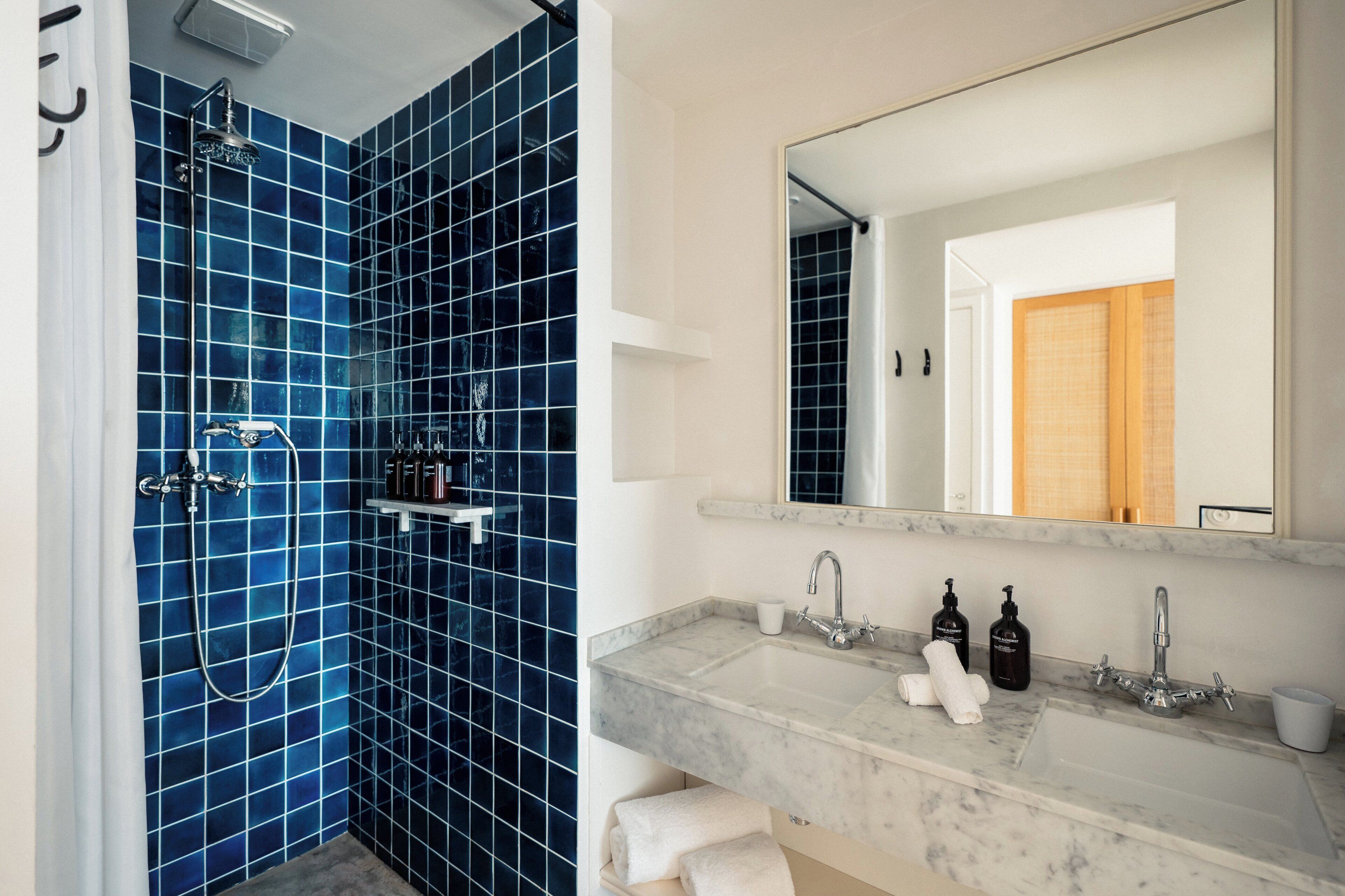 deluxe room, sea view | minibar, in-room safe, individually decorated, individually furnished