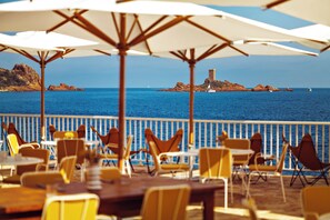 2 restaurantes; se sirve cocina mediterránea 