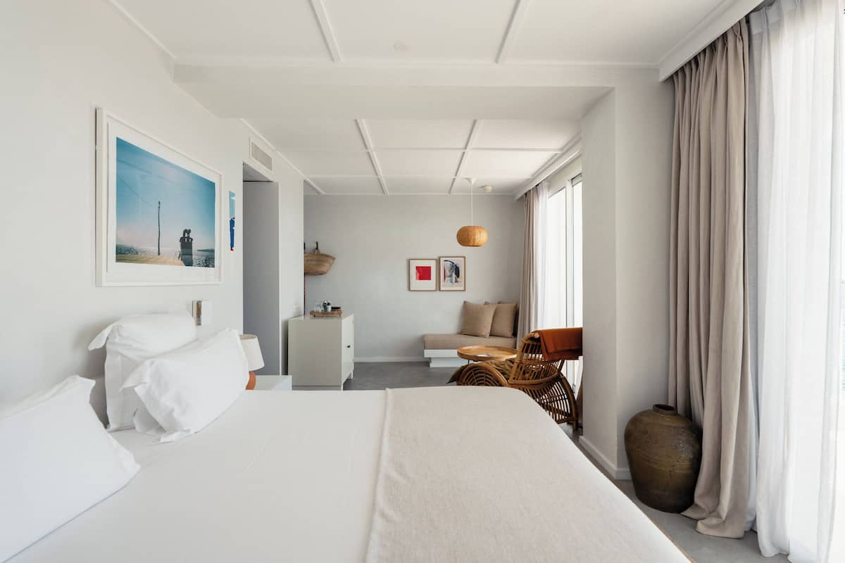 Junior-Suite, Meerblick | Minibar, Zimmersafe, individuell dekoriert, individuell eingerichtet