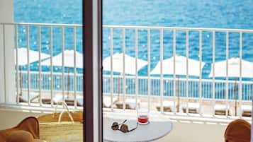 Minibar, in-room safe, individually decorated, individually furnished