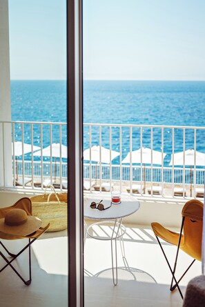 Minibar, caja de seguridad en la habitación y decoración personalizada 